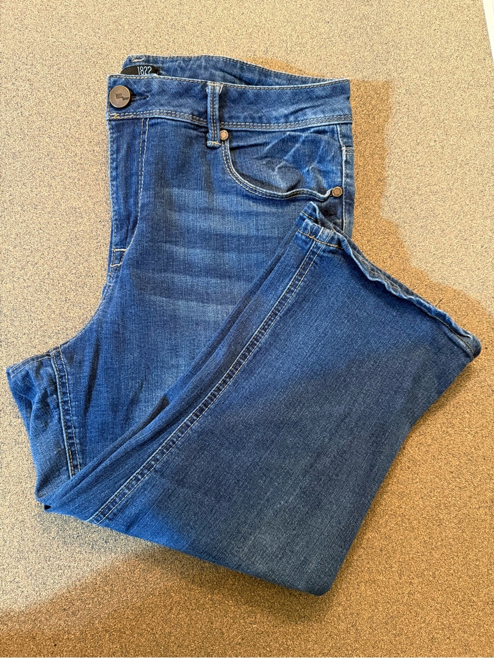 1822 Women's Blue Denim Capris, size 14 but runs small. In excellent condition.